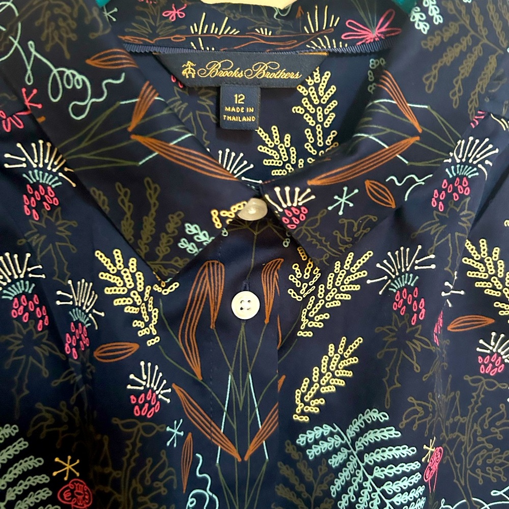 Cute cotton shirt by Brooks Brothers in size 12. Excellent condition - Picture 2 of 5